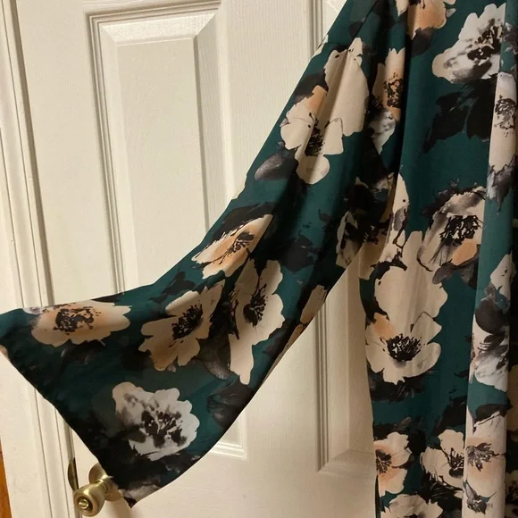 A beautiful floral kimono drape top, OS - Picture 2 of 5